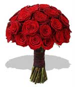Букет красных роз, перевязанный декоративной лентой. На  фотографии представлен букет из 35 роз.