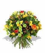 Жизнерадостный букет с розами, желтыми фрезиями, гиперикумом и хризантемой «Филинг Грин».